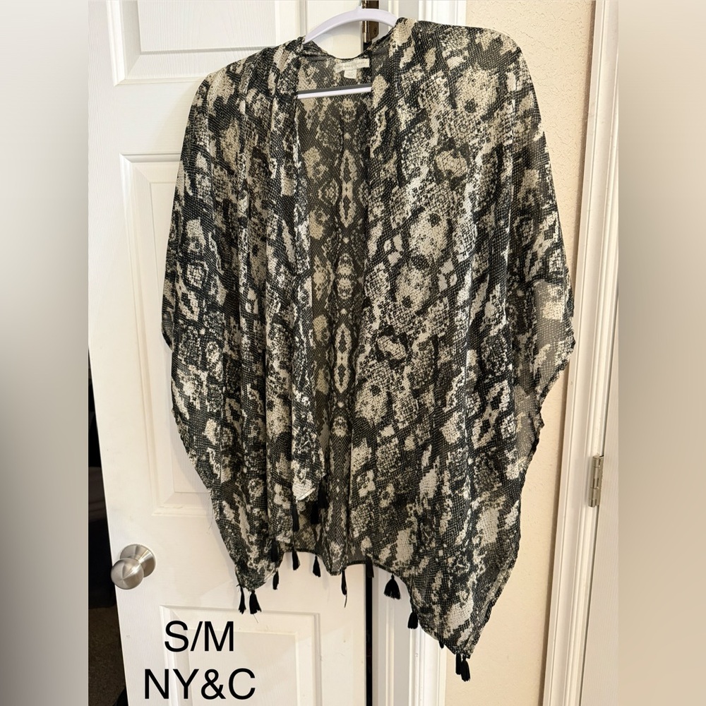New York & Company Black and Gray Patterned Blouse